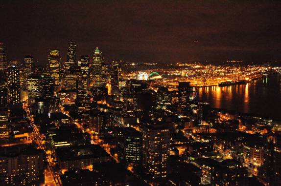 Seattle iluminada, vista do alto da Space Needle, no estado de Washington, costa oeste dos Estados Unidos